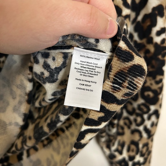 Talbots Leopard Print V Neck Merino Wool Sweater Size L - Picture 3 of 9